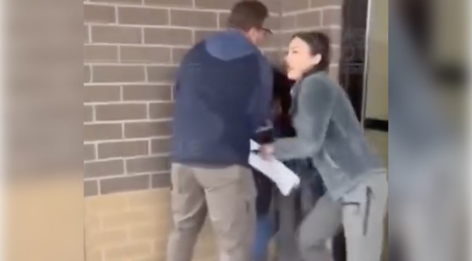 Estudiante de Memphis Business Academy sostiene cartel pidiendo justicia por Yasser en Memphis-1-24