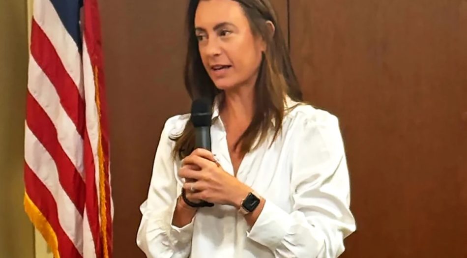 Estudiante de Memphis Business Academy sostiene cartel pidiendo justicia por Yasser en Memphis-1-27