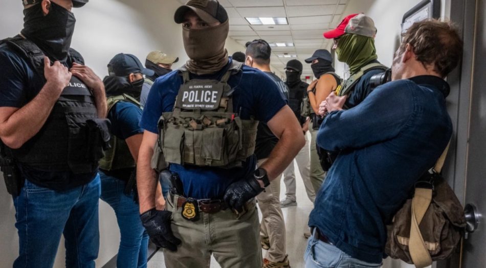 Estudiante de Memphis Business Academy sostiene cartel pidiendo justicia por Yasser en Memphis-1-29