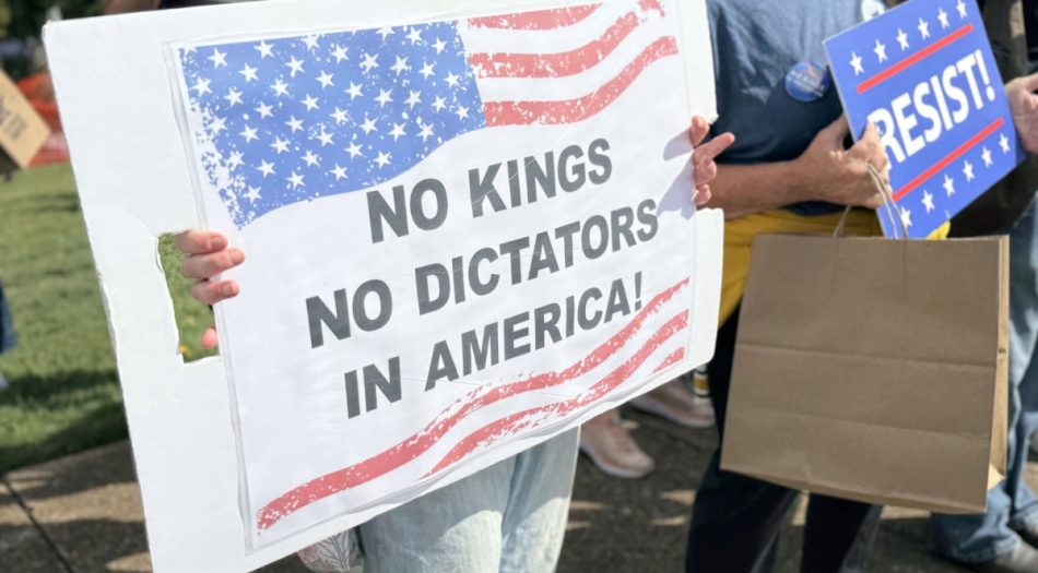 Estudiante de Memphis Business Academy sostiene cartel pidiendo justicia por Yasser en Memphis-1-35