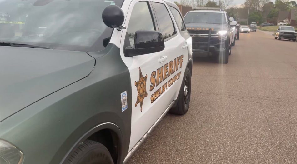 Estudiante de Memphis Business Academy sostiene cartel pidiendo justicia por Yasser en Memphis-1-36