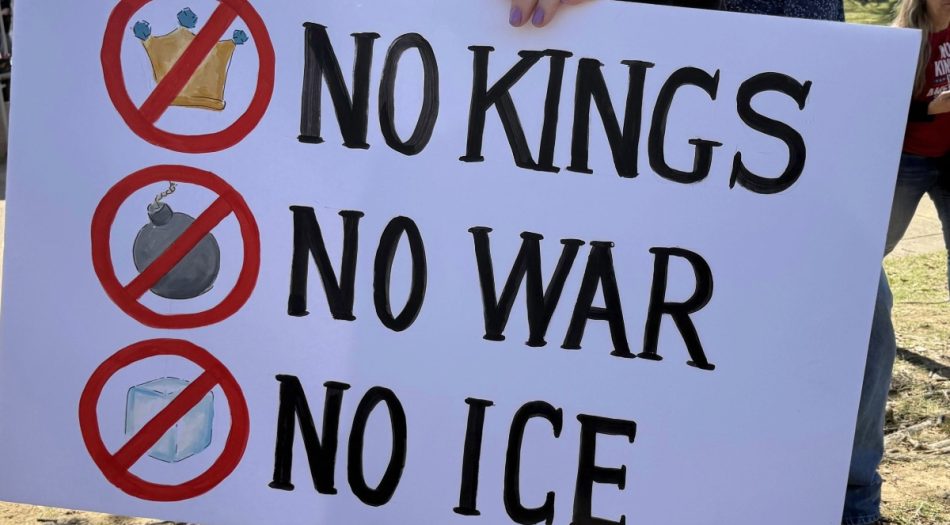 Estudiante de Memphis Business Academy sostiene cartel pidiendo justicia por Yasser en Memphis-1-39