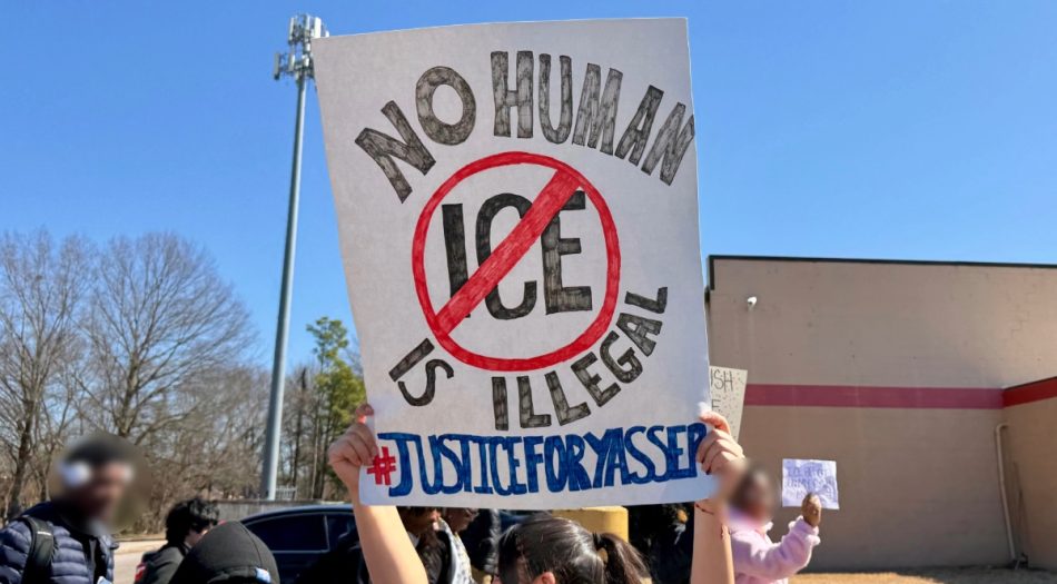 Estudiante de Memphis Business Academy sostiene cartel pidiendo justicia por Yasser en Memphis-3