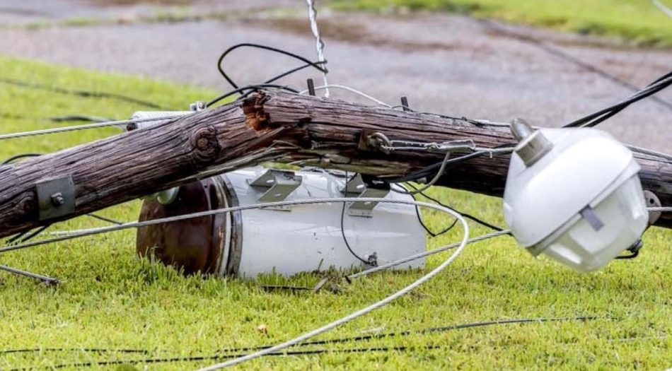 Foto de archivo cables caídos por poste derribado-3