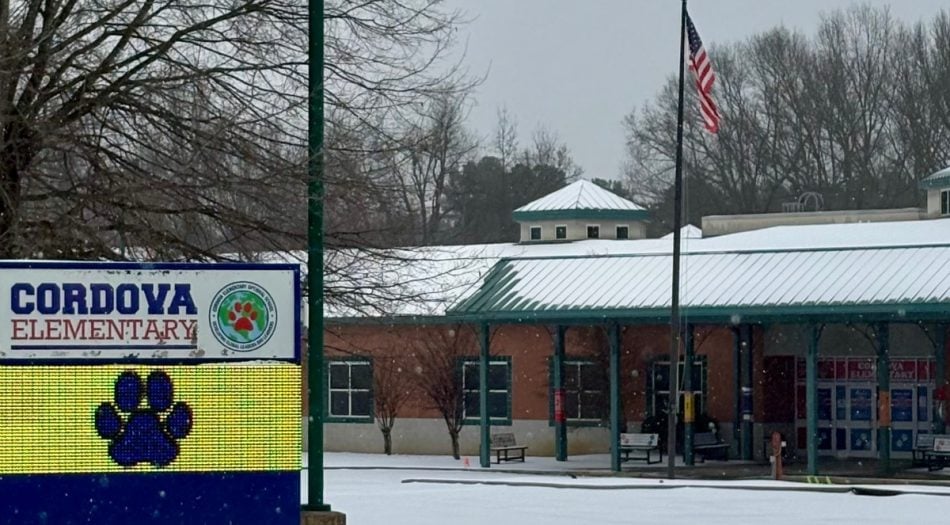 Frente de Cordova Elementary School en Memphis durante tormenta invernal Fern