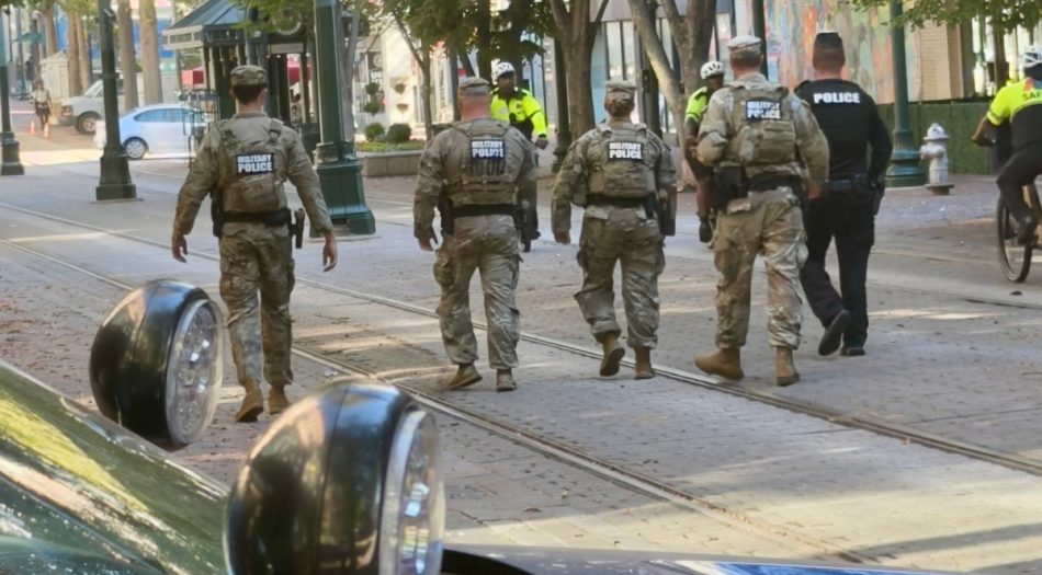 Guardia Nacional caminan por Main Street en Memphis, Tennessee.