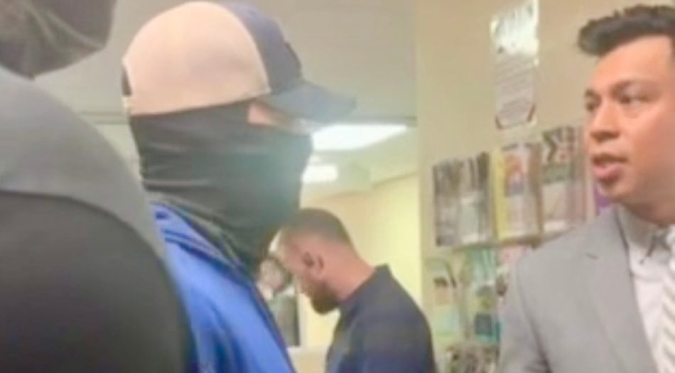 Hombre es interrogado en corte de tráfico por ICE en Robertson County