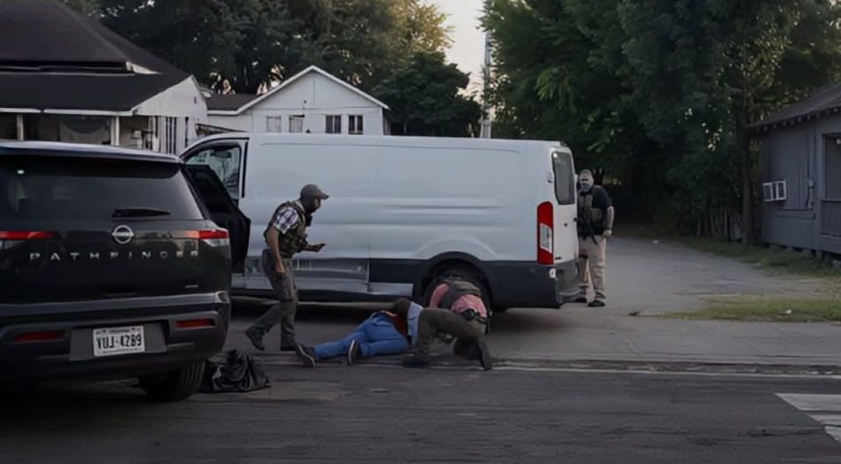 Hombre muere tras recibir disparos de un agente de ICE