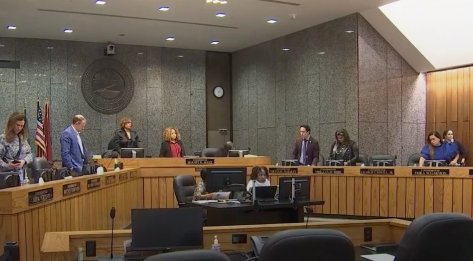 La Comisión del Condado aprueba una resolución para obtener hasta $125 millones en préstamos