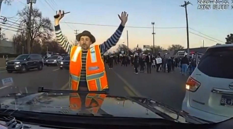 Manifestante en Memphis detiene patrulla de THP durante protesta el 11 de enero de 2026
