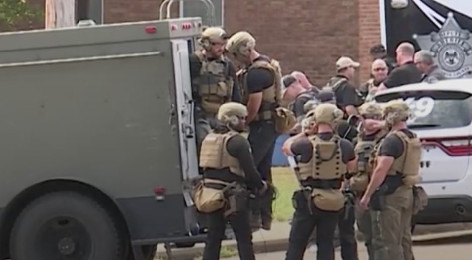 Operativo policial moviliza a SWAT y mantiene cerrada una zona residencial en Senatobia, Mississippi