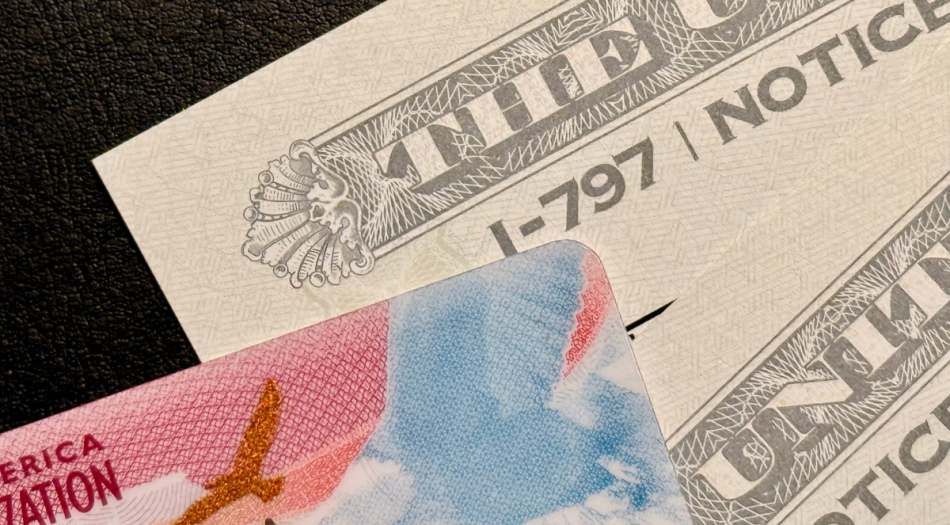 Tarjeta de permiso de trabajo junto a dos notificaciones oficiales de USCIS Memphis Noticias