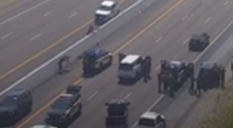 Un niño fue rescatado sano y salvo tras la muerte de un sospechoso de secuestro en un tiroteo con la policía en la I-40