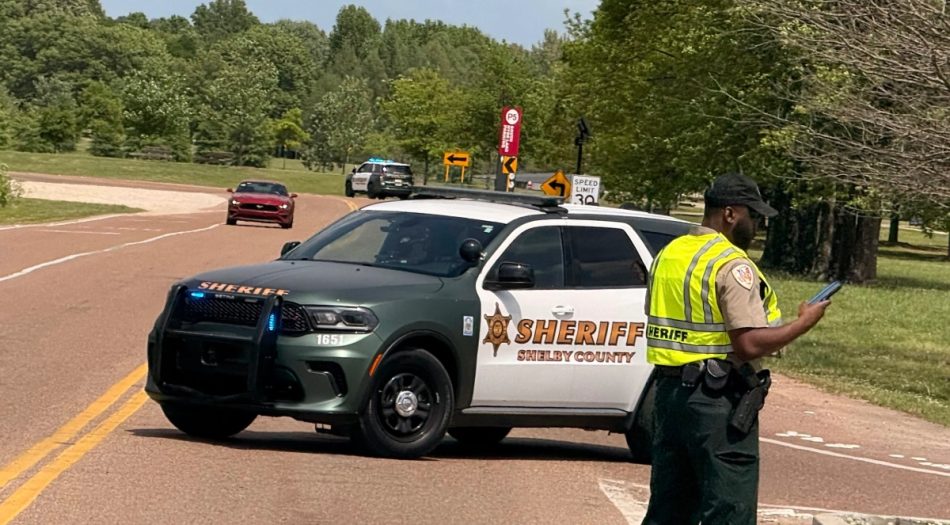 agente-sheriff-shelby-county-bloquea-entrada-shelby-farms-park-balacera-14-abril-2026-3