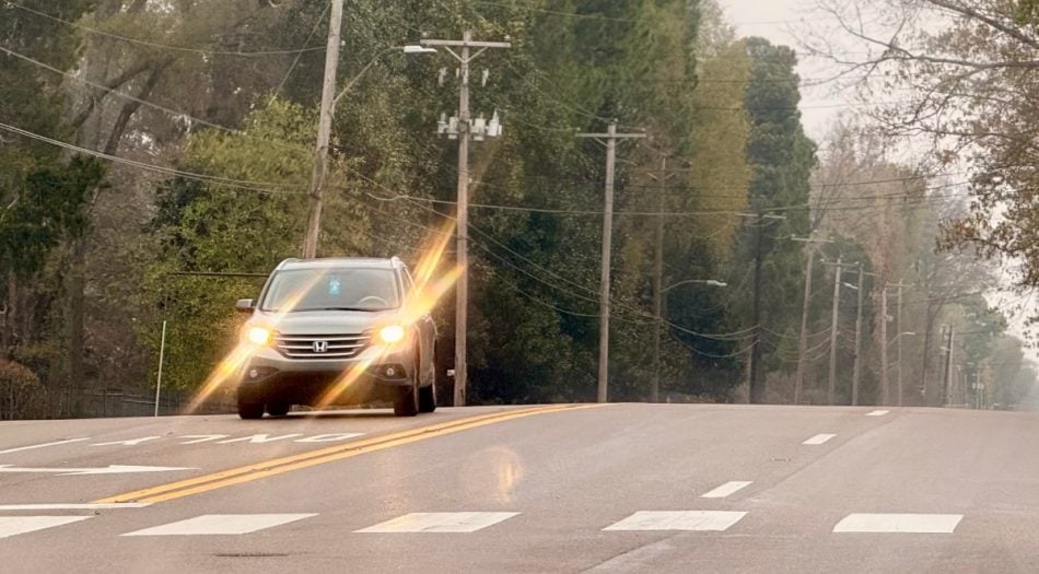 automovil esperando en intersección en Memphis Tennessee