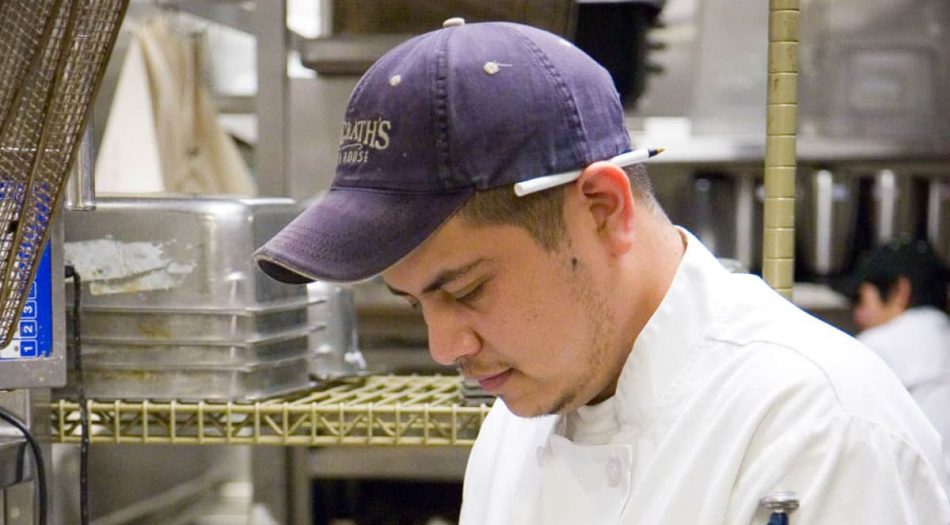 hombre trabajando en panadería