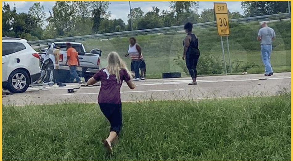 mujer corre a accidente de auto