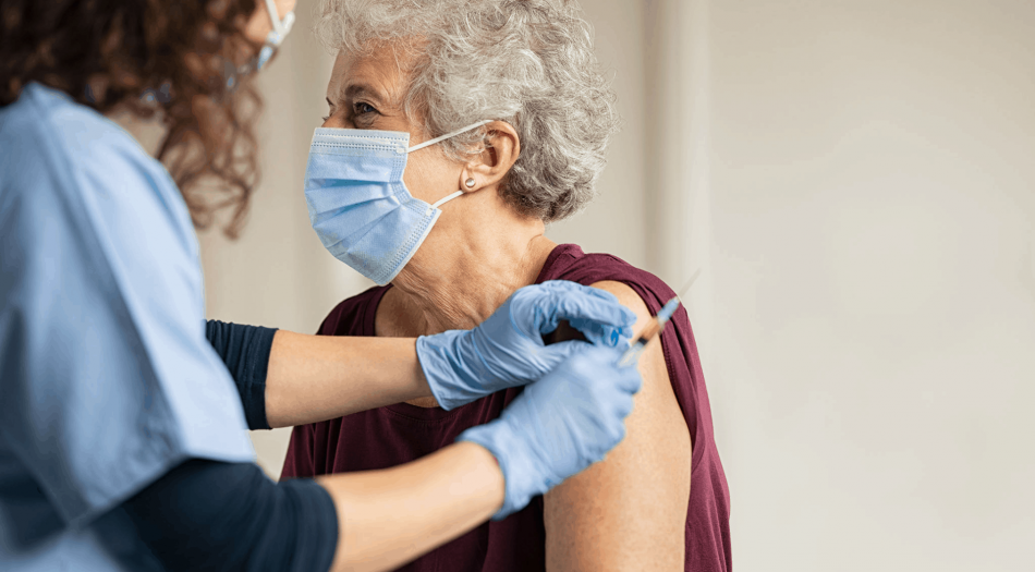 mujer en la tercera edad recibe vacuna covid-19