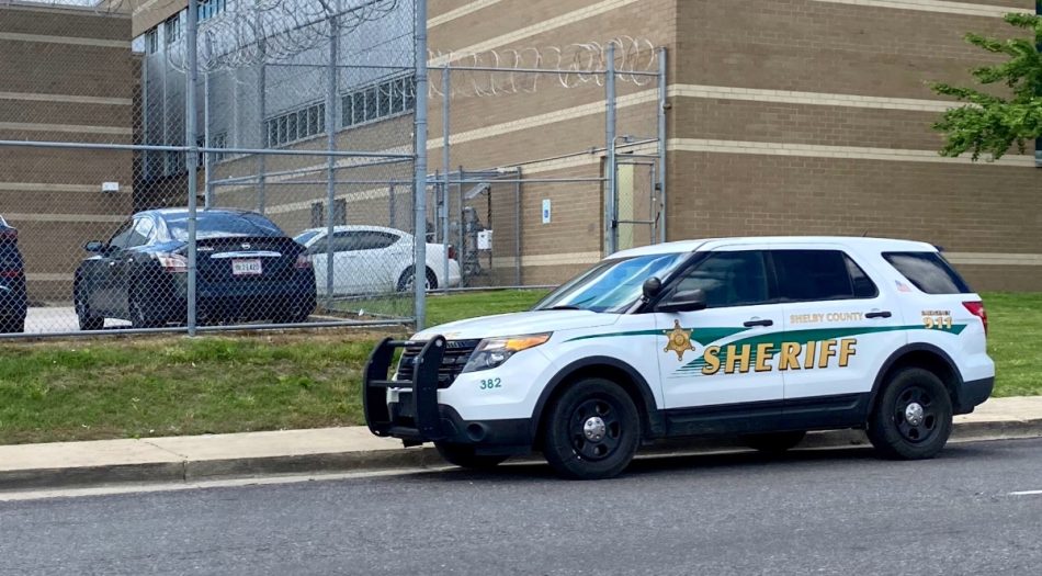 patrulla del Shelby County Sheriff frente a la carcel del condado en Memphis TN-3